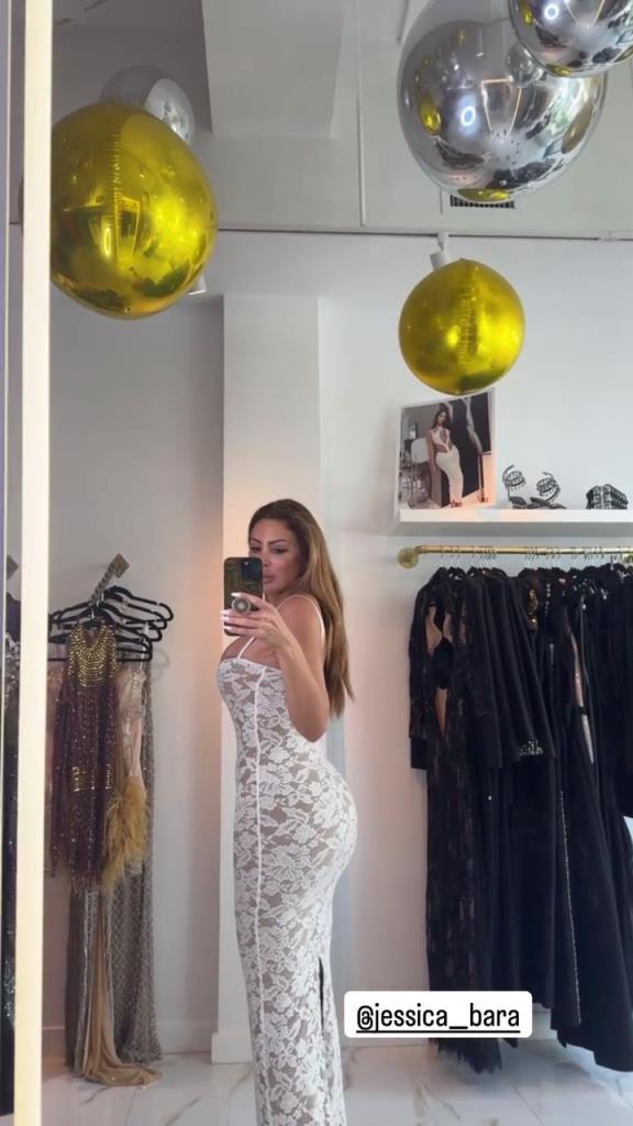 徐娘半老！皮蓬前妻穿吊帶裙自拍，這身材也太炸裂了！