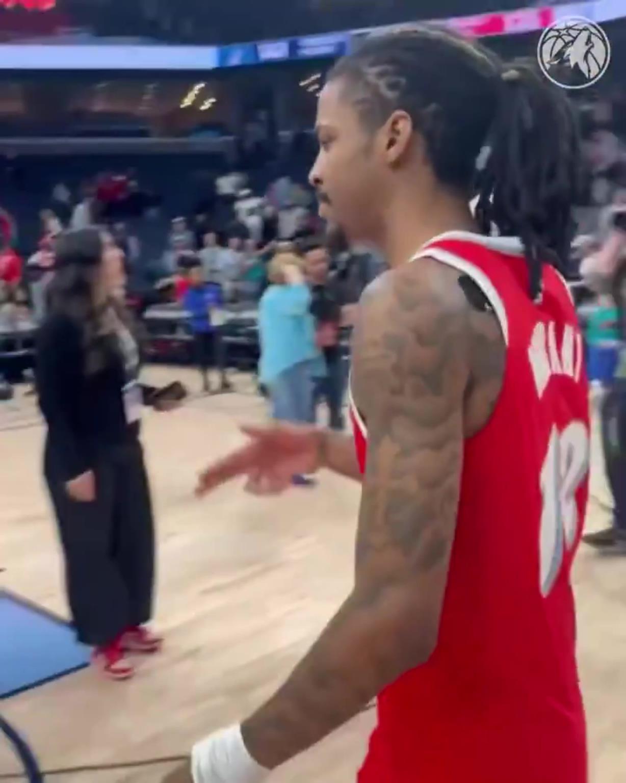 笑死！莫蘭特賽后與華子握手，竟然也是比出“手槍”的手勢