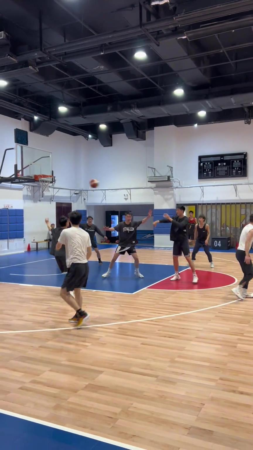 對(duì)手回家后：老婆，我今天在野球場匹配到巔峰馬刺隊(duì)了！