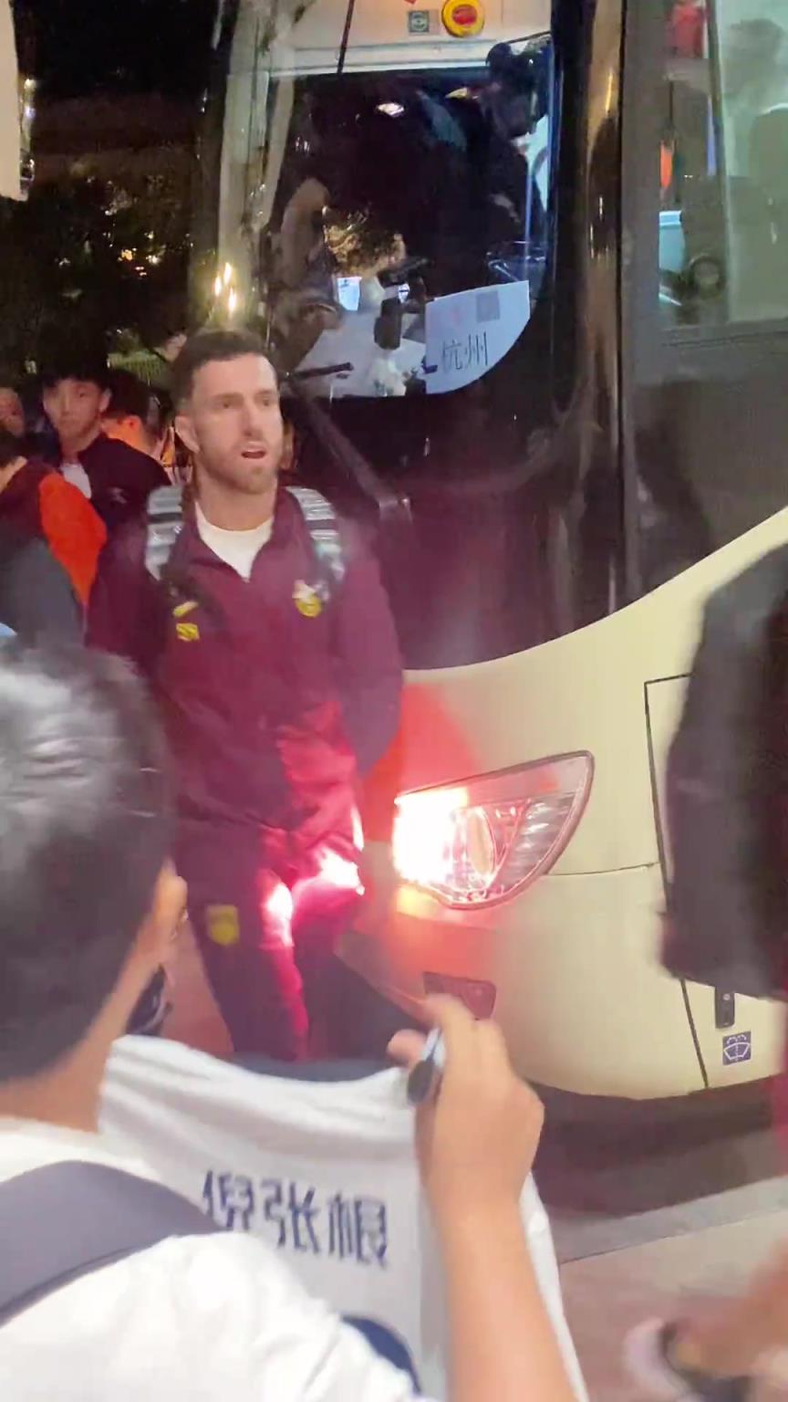 韋世豪嚇得箭步逃跑！國足深夜到酒店差點(diǎn)被摁在車頭不讓走