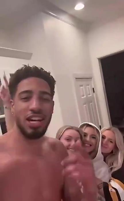 今日怒砍歷史級(jí)三雙！哈利此前光著膀子與三位金發(fā)美女同框