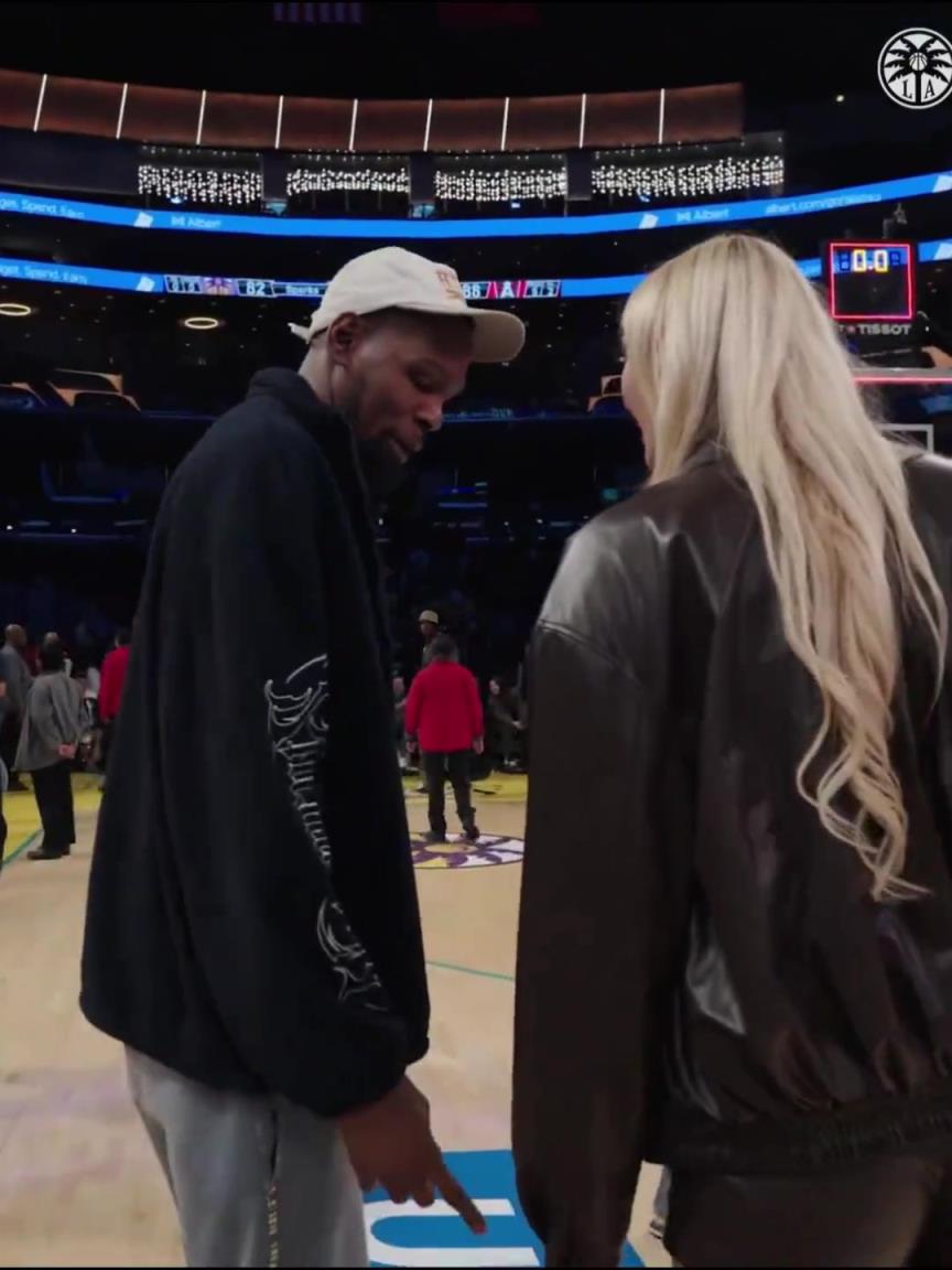 小帥這氣質(zhì)！杜蘭特與庫里教妹布林克擁抱，眼睛好像一直偷瞟布林克大長腿