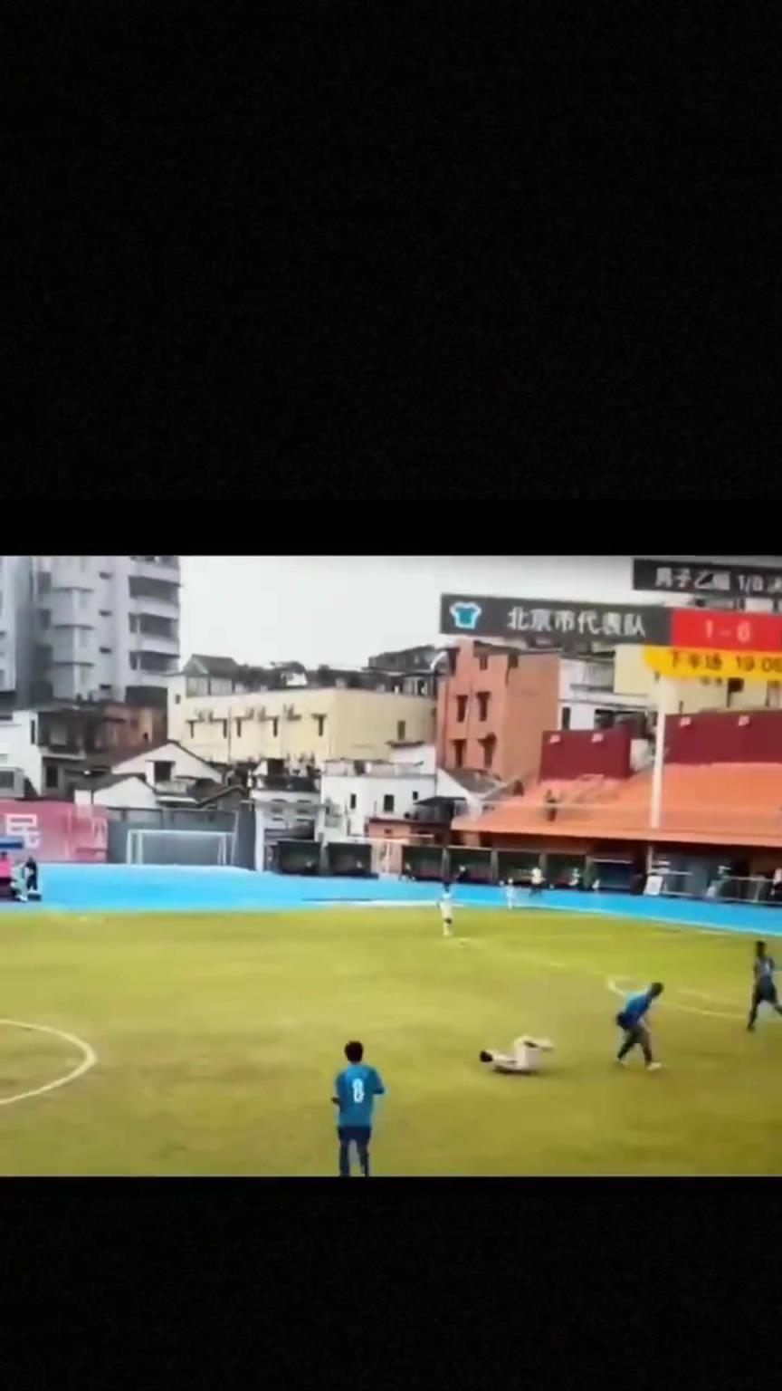 太可怕了！全運(yùn)會(huì)驚現(xiàn)殺人足球，球員將對(duì)手直接踢骨折