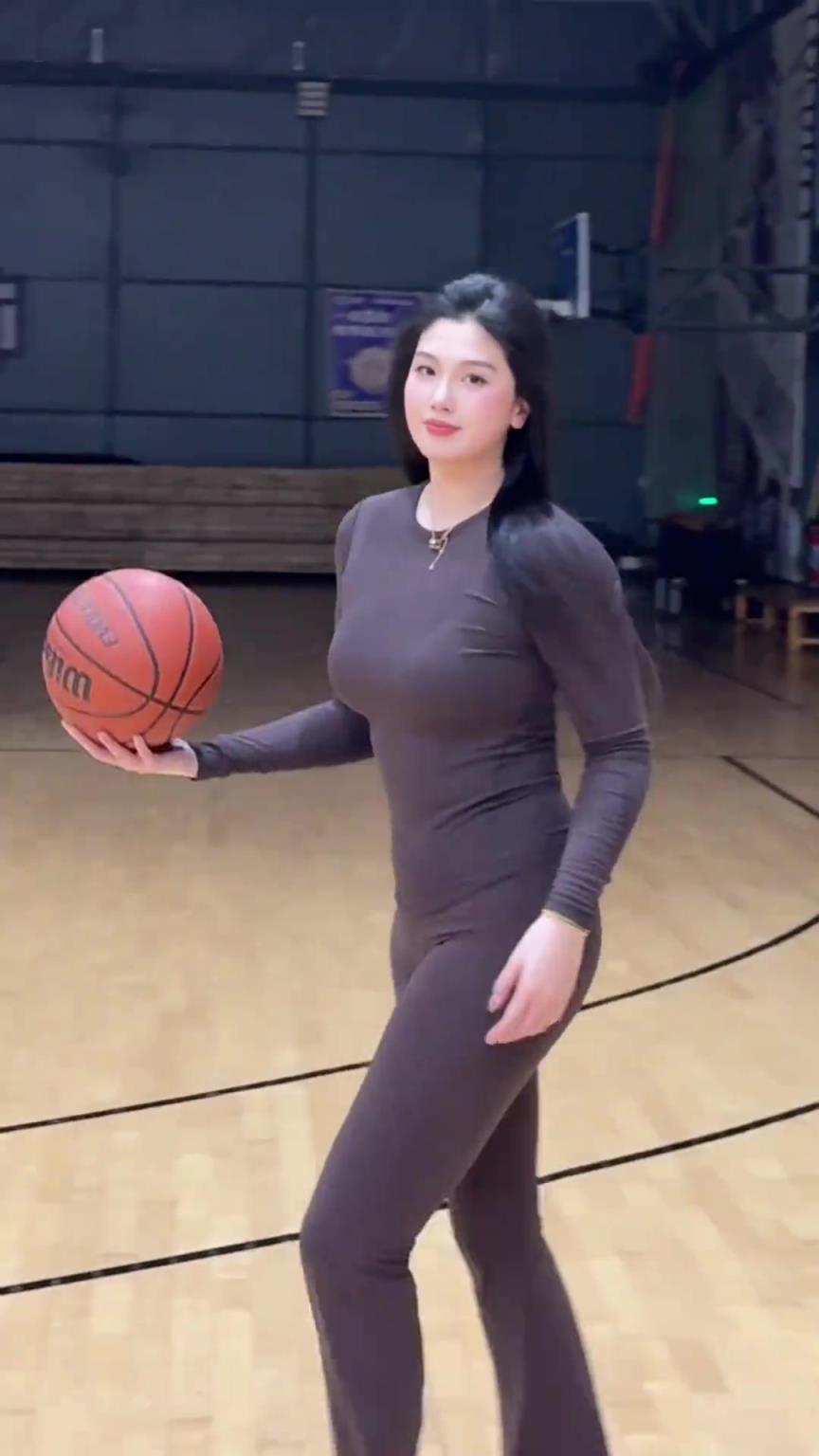 低配版卡戴珊！野球場肘姐這身材，懂的吧友都懂！