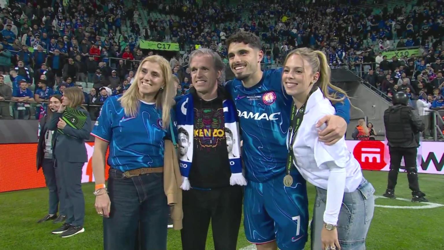 內(nèi)托好福氣！奪冠后高顏值女友來(lái)合照，身材相當(dāng)哇塞！