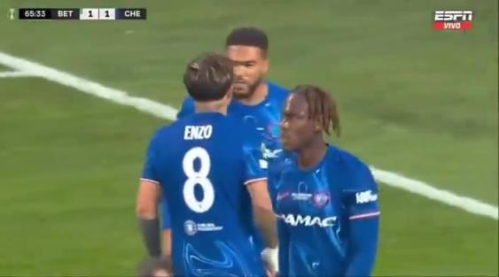 繼續(xù)干！恩佐進(jìn)球后給了詹姆斯一巴掌，兩人頂頭互相打氣