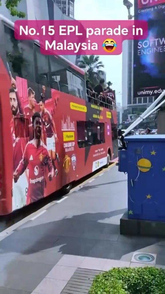 游街示眾？曼聯(lián)在馬來(lái)西亞街頭大巴游行，球迷笑噴