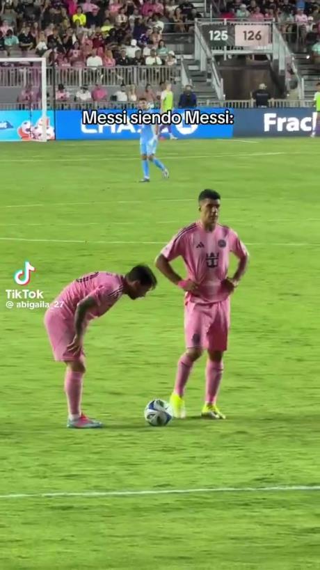 哈哈！梅西擺任意球偷偷往前挪被裁判抓包