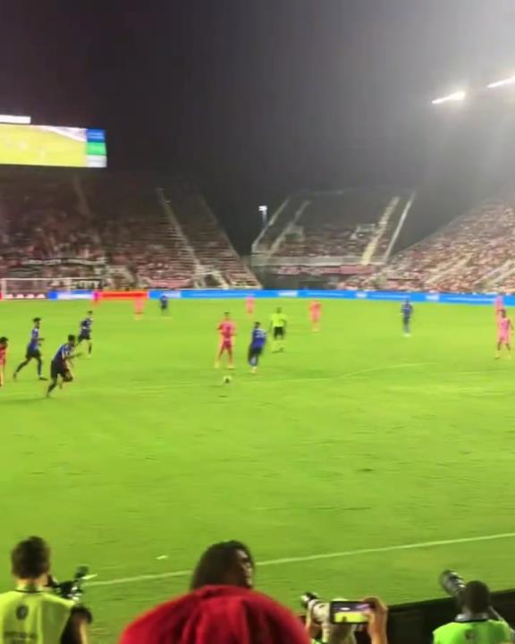 梅老板為了給蘇亞雷斯送個(gè)助攻，也是拼了啊