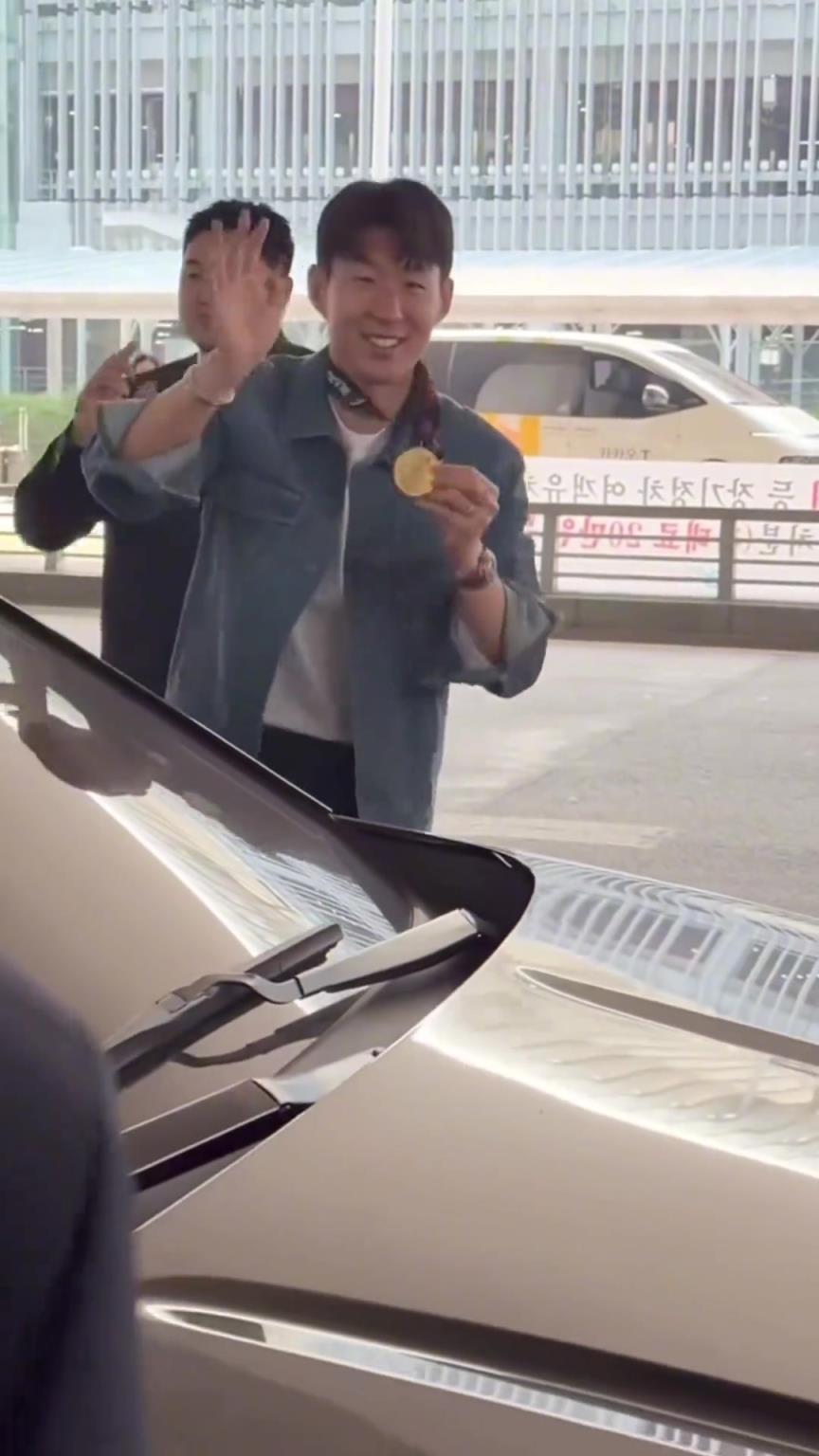 衣錦還鄉(xiāng)！孫興慜返回韓國(guó)，眾多女球迷讓其把歐聯(lián)獎(jiǎng)牌戴上