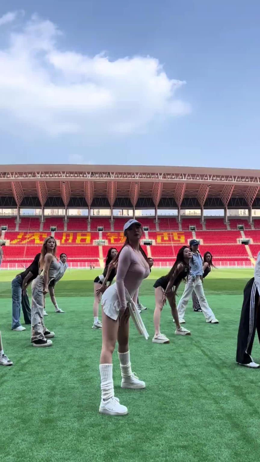 好看！在彩排的遼寧鐵人啦啦隊(duì)小姐姐們