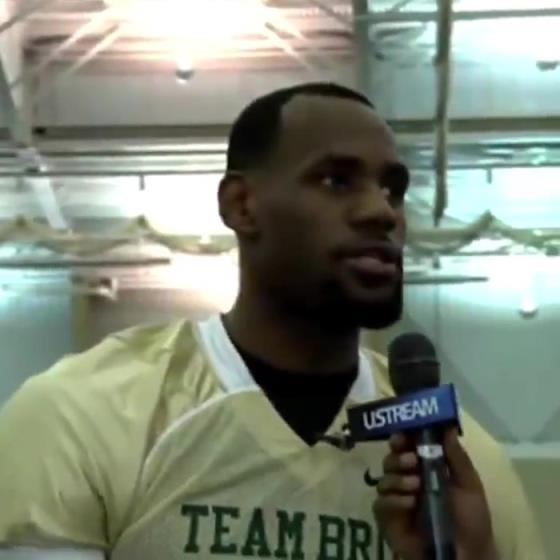 哥兩個(gè)還會(huì)這個(gè)啊？11年NBA停擺期間老詹和阿杜組隊(duì)玩橄欖球