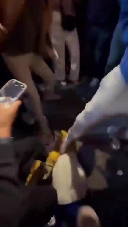 驚！尼克斯大勝步行者后，哈利伯頓遭主場(chǎng)球迷群毆