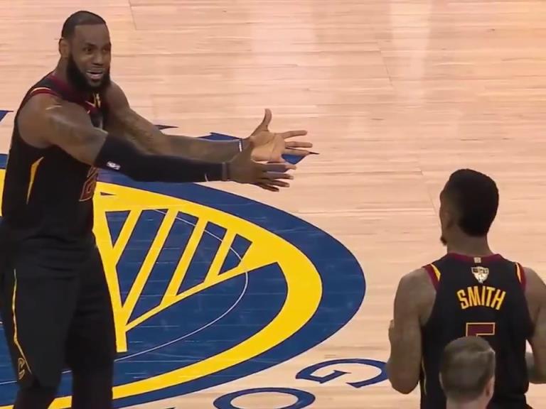 名場(chǎng)面！JR搶下關(guān)鍵籃板沒(méi)看表，老詹質(zhì)問(wèn)JR為何傳球