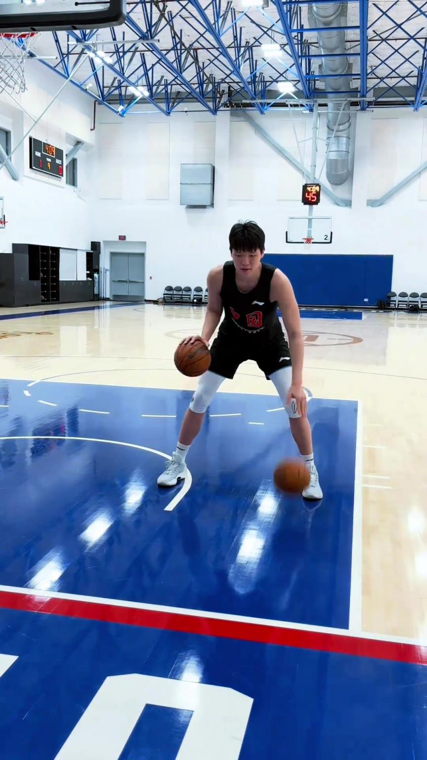 楊瀚森今日份訓練！這個左右手運球協(xié)調性真不錯