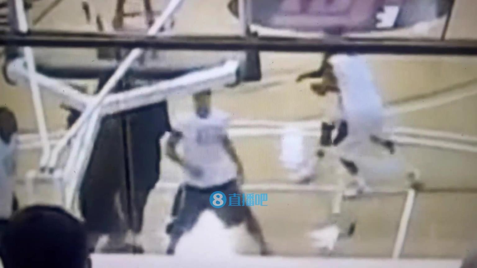 引熱議！美媒翻舊賬：當年詹姆斯被大學生隔扣，耐克沒收了錄像帶