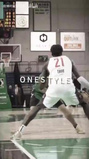 正統(tǒng)美式后衛(wèi)！JD戴維森炒菜后低手合球，對抗上籃打進！