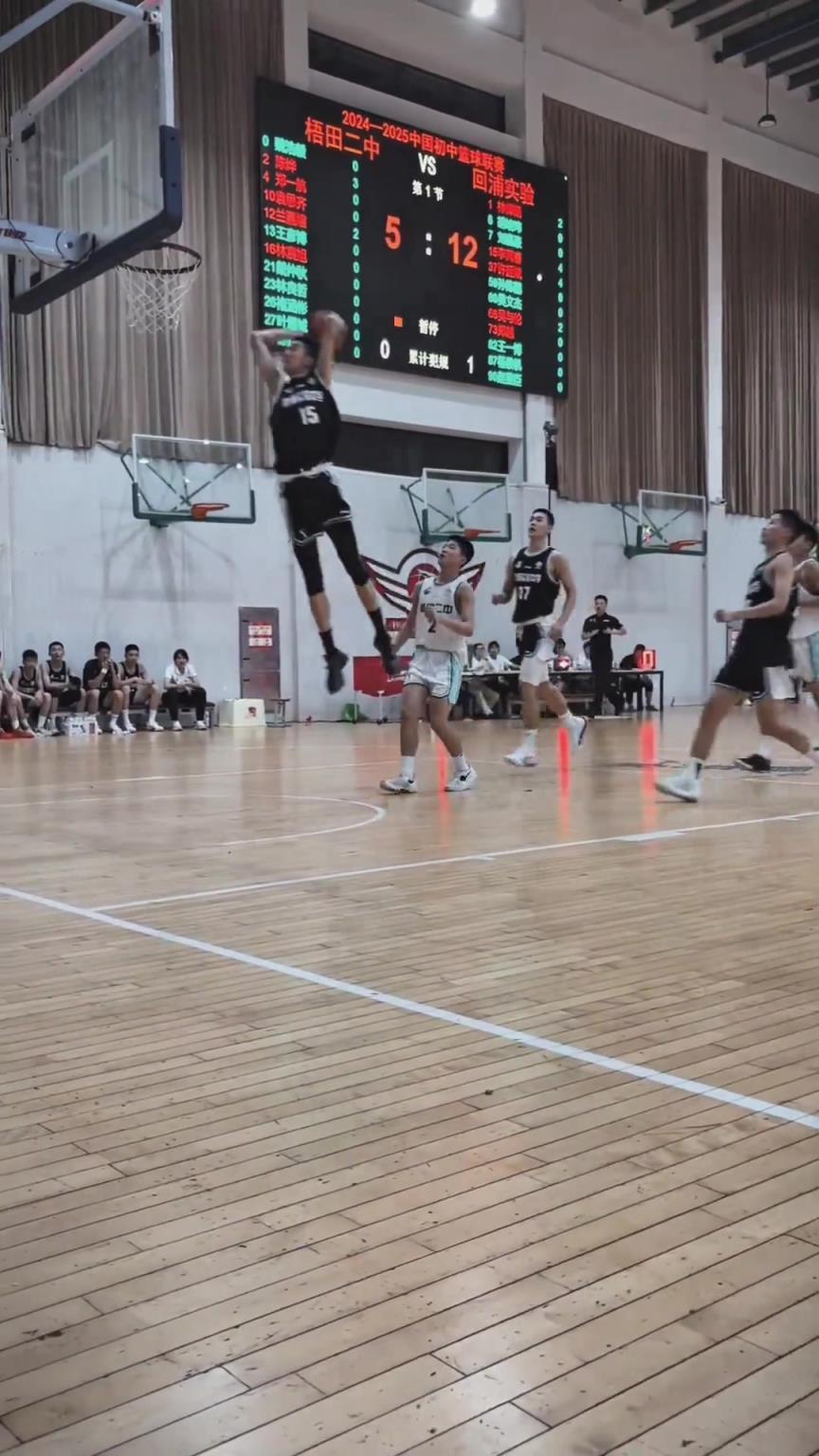 起來就扣?。‖F在的初中生都這么打球的嗎