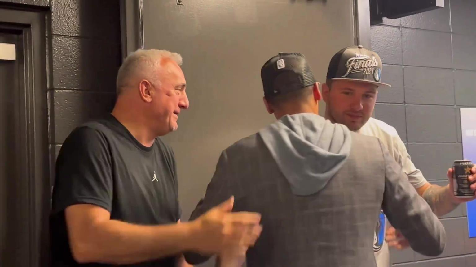 去年的今天，東契奇率隊殺入總決賽，賽后喝啤酒被芬利沒收