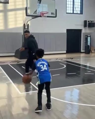 交易價值急劇下降！字母哥和小球迷單挑被當面絕殺