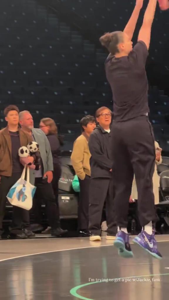 71歲成龍現(xiàn)身巴克萊中心看女籃比賽：她們投籃怎么那么準(zhǔn)?。。?>
                                <div   id=