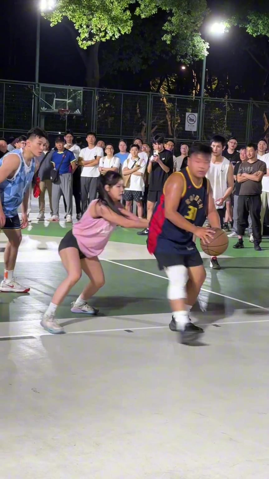 這哥們看見防自己的是女生，一個勁背打，球也不傳了